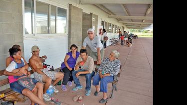 En el único centro de evacuados, el Complejo Pioneer, permanecen los vecinos afectados por la crecida del Arroyo. (LA OPINION)