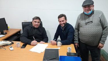Guillermo Capdevila, Leonardo Plazibat y Héctor Riera durante la firma del convenio. Guillermo Capdevila, Leonardo Plazibat y Héctor Riera durante la firma del convenio.