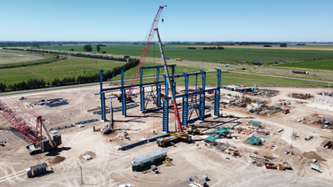 La nueva planta siderúrgica de Sidersa permitirá abastecer al mercado argentino con insumos estratégicos, con una capacidad de producción de 360.000 toneladas anuales. La nueva planta siderúrgica de Sidersa permitirá abastecer al mercado argentino con insumos estratégicos, con una capacidad de producción de 360.000 toneladas anuales.