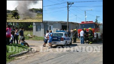 Hubo un gran despliegue de móviles y efectivos de Policía, Bomberos Voluntarios y Defensa Civil.  (LAOPINION) - Bomberos de la Policía de San Nicolás detonaron el artefacto.  (LA OPINION)