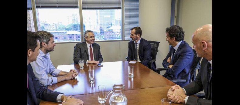 Fernández, con el CEO del Grupo Carrefour, Alexandre Bompard y el secretario general de la compañía, Laurent Vallée. (NOTICIAS ARGENTINAS)