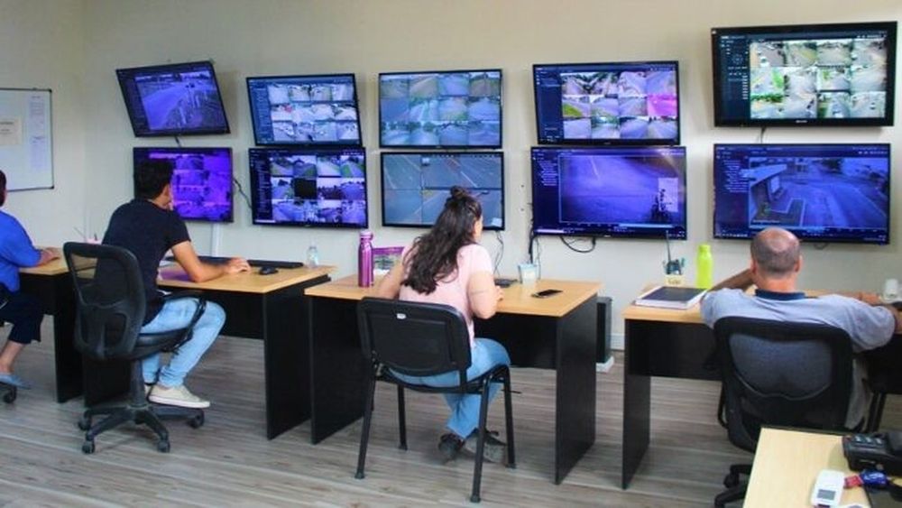 En Arrecifes, dos mujeres del centro que monitorea las cámaras de seguridad urbanas denunciaron a un joven, a quien dejaron sin trabajo. En Arrecifes, dos mujeres del centro que monitorea las cámaras de seguridad urbanas denunciaron a un joven, a quien dejaron sin trabajo.