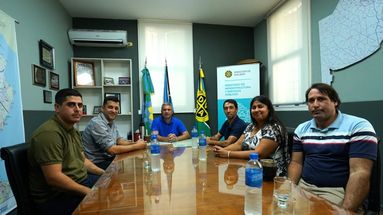 Los secretarios de Desarrollo Económico Luciano Arias, y de Servicios Públicos Adrián Devito, junto al subdelegado de Vuelta de Obligado Juan Cruz Gajate, se reunieron este lunes con el administrador de la dirección de Vialidad provincial Roberto Caggiano, Maia Daer y Nicolás Pereyra. Los secretarios de Desarrollo Económico Luciano Arias, y de Servicios Públicos Adrián Devito, junto al subdelegado de Vuelta de Obligado Juan Cruz Gajate, se reunieron este lunes con el administrador de la dirección de Vialidad provincial Roberto Caggiano, Maia Daer y Nicolás Pereyra.