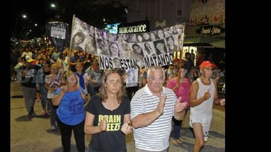 Marcha realizada esta noche por los vecinos de la localidad de Junin, en reclamo de justicia por el asesinato de Camila Borda. (NA/FACUNDO GRECCO/DIARIO DEMOCRACIA)