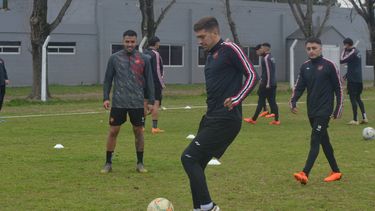 Douglas trabajó este viernes con ejercicios de movilidad, fuerza y un reducido enfocado en pelota parada. Douglas trabajó este viernes con ejercicios de movilidad, fuerza y un reducido enfocado en pelota parada.