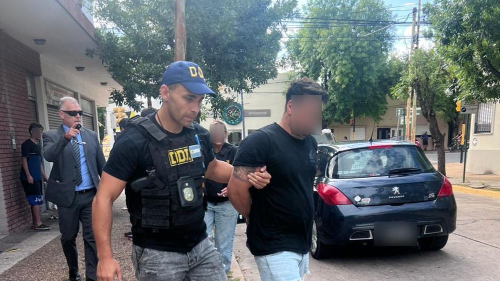 Detuvieron al sospechoso en un procedimiento en la vía pública desplegado por la DDI Pergamino y la Fiscalía 2 de Germán Guidi con la colaboración del Comando de Patrulla y la Dirección de Tránsito municipal. Detuvieron al sospechoso en un procedimiento en la vía pública desplegado por la DDI Pergamino y la Fiscalía 2 de Germán Guidi con la colaboración del Comando de Patrulla y la Dirección de Tránsito municipal.