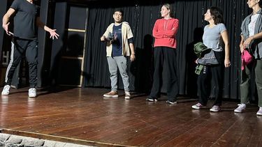 Las clases del taller están a cargo de Lautaro y se dictan en el Teatro Bar Florentino. Las clases del taller están a cargo de Lautaro y se dictan en el Teatro Bar Florentino.