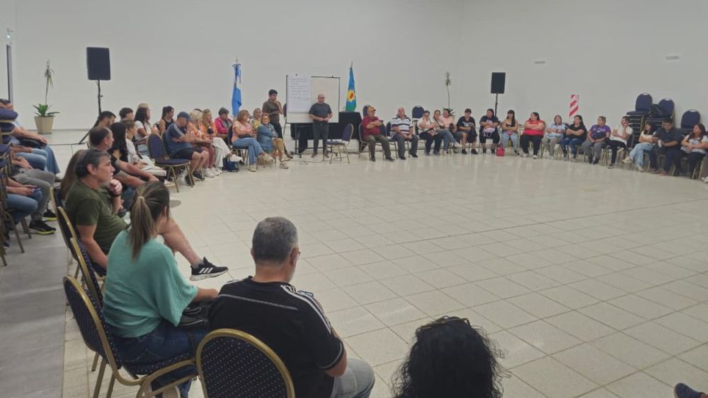El municipio de Ramallo realizó un encuentro con vecinos para recoger propuestas destinadas a la futura remodelación de la Plaza José María Bustos, el principal espacio público de la ciudad. El municipio de Ramallo realizó un encuentro con vecinos para recoger propuestas destinadas a la futura remodelación de la Plaza José María Bustos, el principal espacio público de la ciudad.