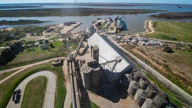 El puerto de San Pedro mantiene su actividad operativa con el arribo de un buque de ultramar para la exportación de granos y la presencia de maquinaria especializada para el mantenimiento de la vía navegable, informaron hoy fuentes portuarias. El puerto de San Pedro mantiene su actividad operativa con el arribo de un buque de ultramar para la exportación de granos y la presencia de maquinaria especializada para el mantenimiento de la vía navegable, informaron hoy fuentes portuarias.