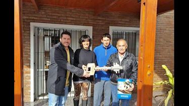 Rosana Nardi entrega la llave simbólica a Miguel Loscarzo.  (AGROACTIVA)