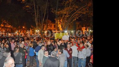 Cientos de vecinos se manifestaron anoche frente al Palacio Municipal para continuar sus reclamos. (LA OPINION)