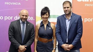 El ministro santafesino Gustavo Puccini; la directora general de AgroActiva, Rosana Nardi y el intendente de Armstrong, Guillermo Luzzi.