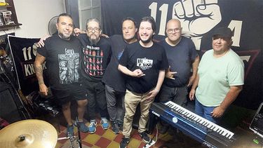 La banda Knockout que este sábado toca en La Viki Fest en Don Pedro con Espinas: Fernando mansilla ( voz ), Adrián Ciambarella (batería), Carlos Farías (bajo), Juan Lomelino (teclados), Emanuel Contreras (guitarra) y Juan Gentili (guitarra).