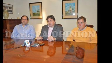 Bona, Flageat y Batalla presentaron la charla del martes, con entrada gratuita. (LA OPINION)
