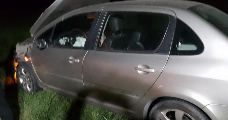 El capó se abrió tras el impacto y el conductor tuvo que conducir sin poder ver hacía dónde iba y desviarse a la banquina y evitar riesgo de impacto con otros veículos.