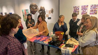 La muestra de Arte textil se desprende de los encuentros de investigación y producción artística contemporánea. La muestra de Arte textil se desprende de los encuentros de investigación y producción artística contemporánea.