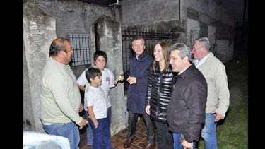 Martínez, cuando hizo el timbreo junto a Macri y Vidal. (ARCHIVO LA OPINION)