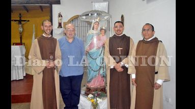 El padre Miguel Nadur flanqueado por el nuevo sacerdote y los hermanos Discípulos de Jesús de San Juan Bautista. (LA OPINION)