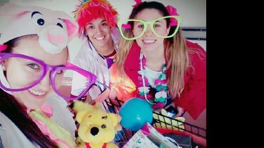 Con un carrito de supermercado cargado con disfraces y juegos, los payasos de hospital realizan su tarea en Pediatría. (INSTITUTO DE FORMACION DOCENTE Nº5)