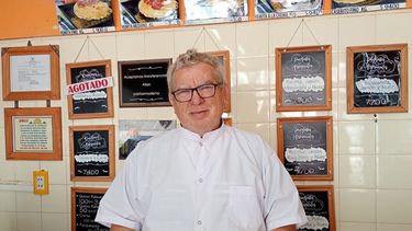 Adolfo de Arriba en su fábrica de pastas Moderna honrando su oficio. Adolfo de Arriba en su fábrica de pastas Moderna honrando su oficio.