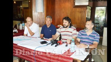 Walter Servidía, Raúl Schneider, Jorge Dauach, Julio Hussen, con los mapas de las obras. (LA OPINION)