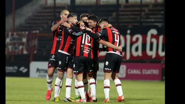 Douglas Haig quiere sumar un nuevo festejo en suelo entrerriano cuando esta tarde se mida con Depro. Douglas Haig quiere sumar un nuevo festejo en suelo entrerriano cuando esta tarde se mida con Depro.