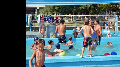 A falta de un espejo de agua natural, las piletas de clubes y gremios son las alternativas para refrescarse que tienen los pergaminenes. (LA OPINION)