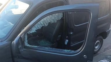 En cuestión de segundos rompieron la ventanilla delantera izquierda y se apoderaron de una computadora portátil y la cartera de la mujer.