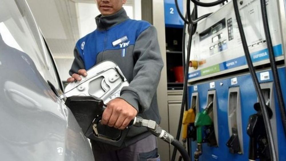 En los surtidores que la petrolera nacional tiene en San Nicolás, el litro de nafta Super pasó de $ 1.710 a $ 1.803. Así, llenar un tanque de 60 litros con nafta Super de YPF representa un gasto de $108.180. En los surtidores que la petrolera nacional tiene en San Nicolás, el litro de nafta Super pasó de $ 1.710 a $ 1.803. Así, llenar un tanque de 60 litros con nafta Super de YPF representa un gasto de $108.180.