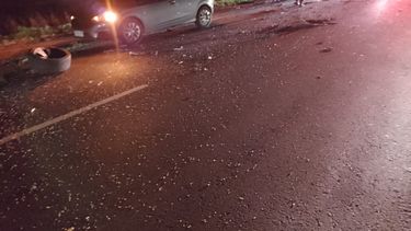 En el siniestro vial chocaron un auto y un camión con un automovilista lesionado y la soja de un acoplado desparramada en la ruta 32. En el siniestro vial chocaron un auto y un camión con un automovilista lesionado y la soja de un acoplado desparramada en la ruta 32.