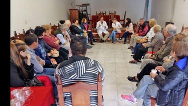Los encuentros son gratuitos. Quienes participan aseguran que el compartir experiencias los ayuda. (LA OPINION)