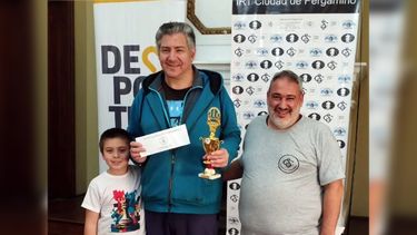Hernán Perelman junto a su alumno Tomás Casquero y Jorge Ligotti, organizador y árbitro del torneo. Hernán Perelman junto a su alumno Tomás Casquero y Jorge Ligotti, organizador y árbitro del torneo.