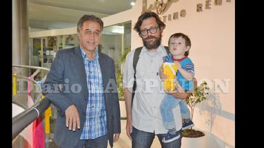 Néstor Pitrola junto al militante pergaminense, Lucas Gianetti y su hijo Dante. (LA OPINION)