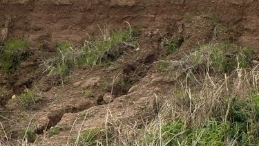 En la autopista a la altura del kilómetro 201 (bajada Da Fonte) se puede ver un gran socavón en el terraplén de la traza.