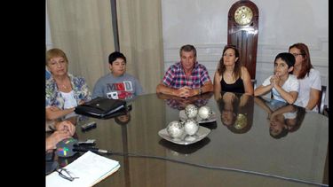 Los referentes de la Asociación recibieron el proyecto de la construcción de un salón de usos múltiples. (GOBIERNO DE PERGAMINO)