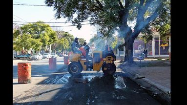 Muchos son los trabajos licitados que se vienen llevando a cabo para reparar los baches en las calles de nuestra ciudad. (LA OPINION)