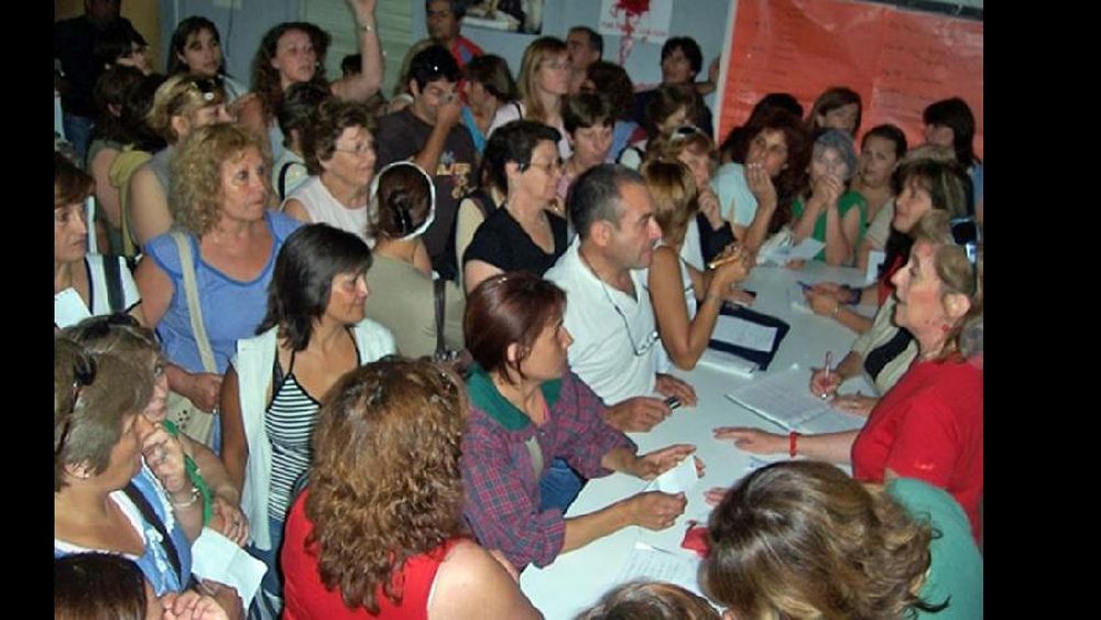 Aspirantes a cargos de porteros, peones de cocina y listado de discapacitados, se inscriben para el ciclo 2016. (ARCHIVO LA OPINION)