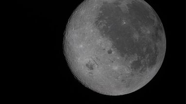 Durante el sobrevuelo lunar de hoy, los astronautas observarán el lado lejano de la Luna, que nunca ha sido visto antes por ojos humanos. Durante el sobrevuelo lunar de hoy, los astronautas observarán el lado lejano de la Luna, que nunca ha sido visto antes por ojos humanos.