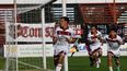 Jonatan Palacio festeja su primer gol de la tarde, el del empate en el cierre del primer tiempo. Jonatan Palacio festeja su primer gol de la tarde, el del empate en el cierre del primer tiempo.