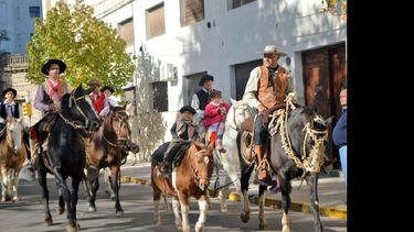 Los integrantes de las agrupaciones tradicionalistas desarrollarán el desfile de jinetes. (ARCHIVO LA OPINION)