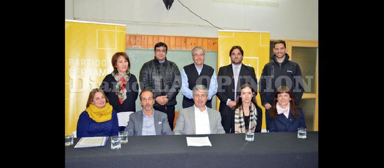 Rosario Salgado, Héctor Escalera, Juan Motta, Fernando Caldentey; Facundo Ardusso, Paola Torigino, Karim Dib, Javier Martínez, Julieta Rotger y Ethel Zulli durante el lanzamiento del programa. (LA OPINION)