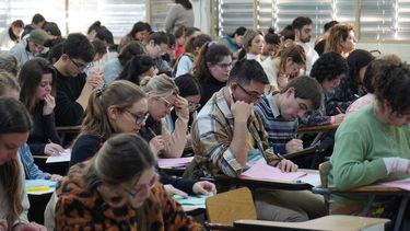 En Pergamino, los 61 profesionales rindieron el examen en la Escuela Técnica Nº 1. En Pergamino, los 61 profesionales rindieron el examen en la Escuela Técnica Nº 1.