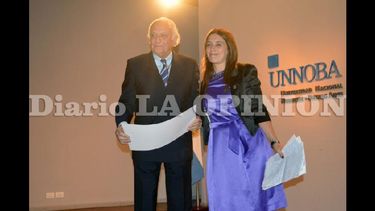 Lima recibe el reconocimiento en manos de Tavela. (LA OPINION)