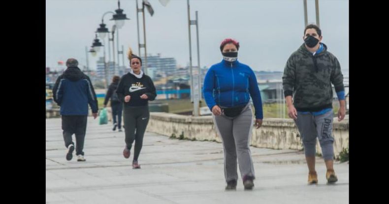 Desde este viernes 1º de octubre, el barbijo dejará de ser obligatorio para su uso al aire libre siempre y cuando no haya otras personas en contacto cercano.