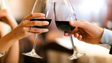 Un brindis bien hecho: secretos sencillos para disfrutar el vino en las fiestas