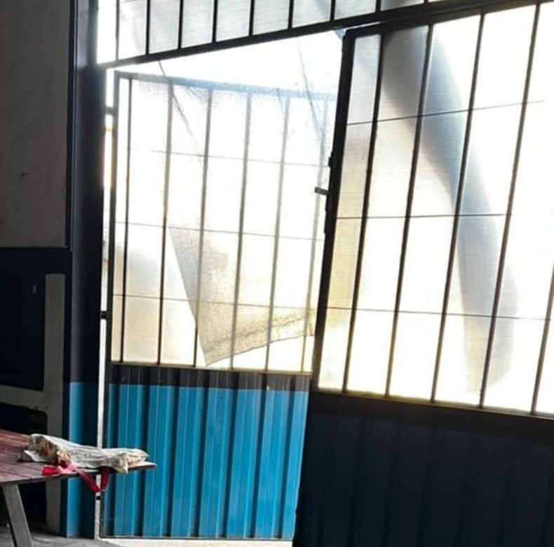 El sujeto est&aacute; sospechado de forzar el port&oacute;n de un taller mec&aacute;nico en calle Carpani Costa donde sustrajo una motocicleta Honda Wave roja.