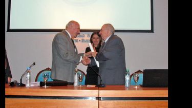 Carlos Scoppa, junto a Danya Tavela en el reconocimiento a Alfredo Calzolari. (LA OPINION)