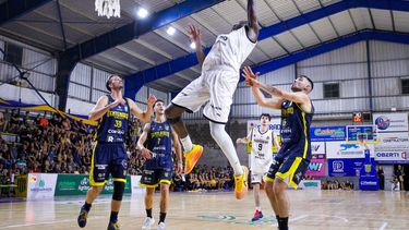 El canadiense Emanual Shepherd fue el máximo anotador de Pergamino y del partido con 19 puntos.