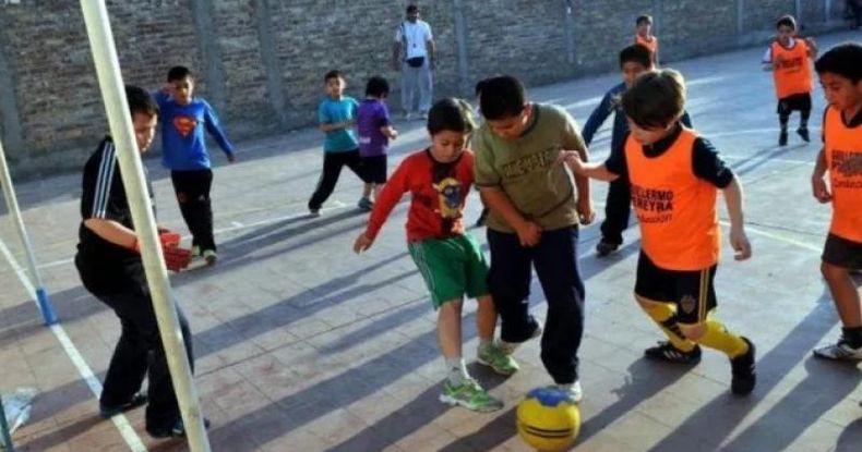 La Provincia anunció un plan de compromiso para cubrir los gastos de mano de obra, para asistir a los clubes de barrio que llevan a cabo tareas de remodelación.