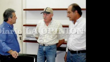 El intendente Javier Martínez, en diálogo con Omar di Grazzia y Juan Marini, de Apref Pergamino. (APREF)